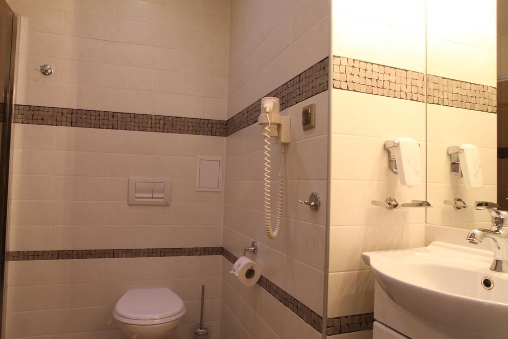 Hotel Srodmiejski 지엘로나구라 외부 사진