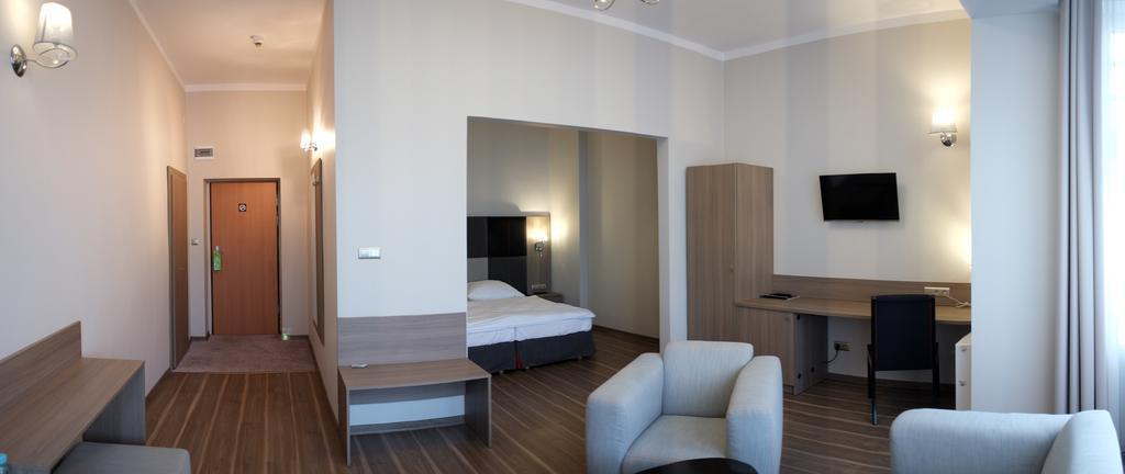 Hotel Srodmiejski 지엘로나구라 객실 사진