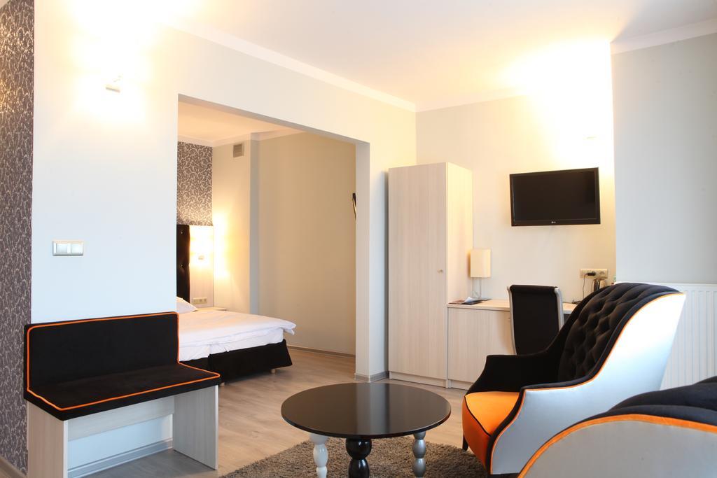 Hotel Srodmiejski 지엘로나구라 객실 사진