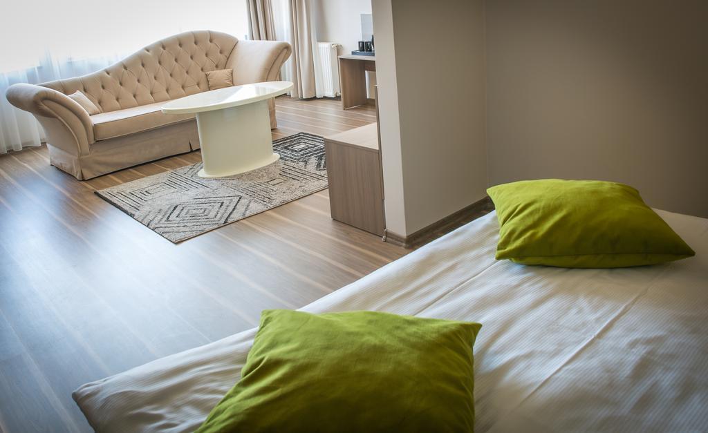 Hotel Srodmiejski 지엘로나구라 외부 사진