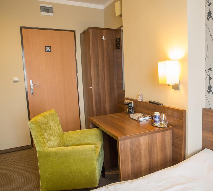 Hotel Srodmiejski 지엘로나구라 외부 사진