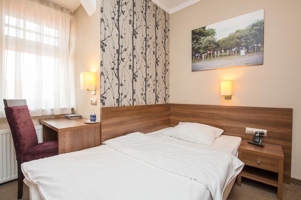 Hotel Srodmiejski 지엘로나구라 외부 사진