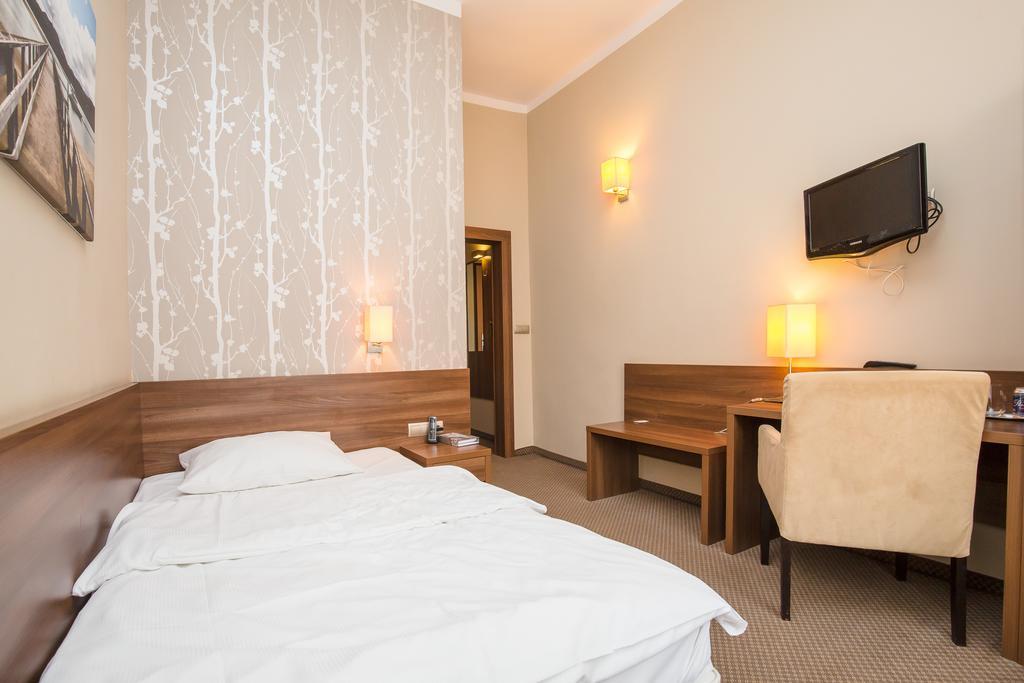 Hotel Srodmiejski 지엘로나구라 외부 사진
