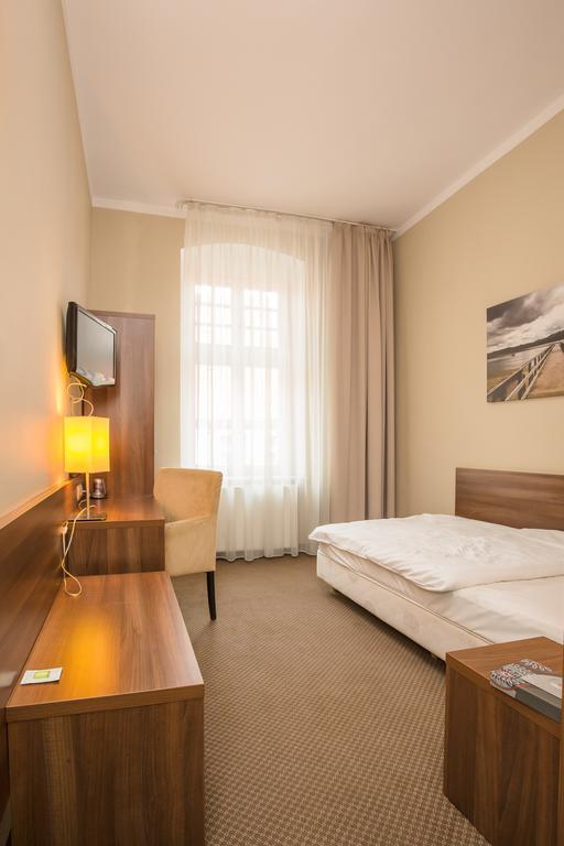 Hotel Srodmiejski 지엘로나구라 외부 사진