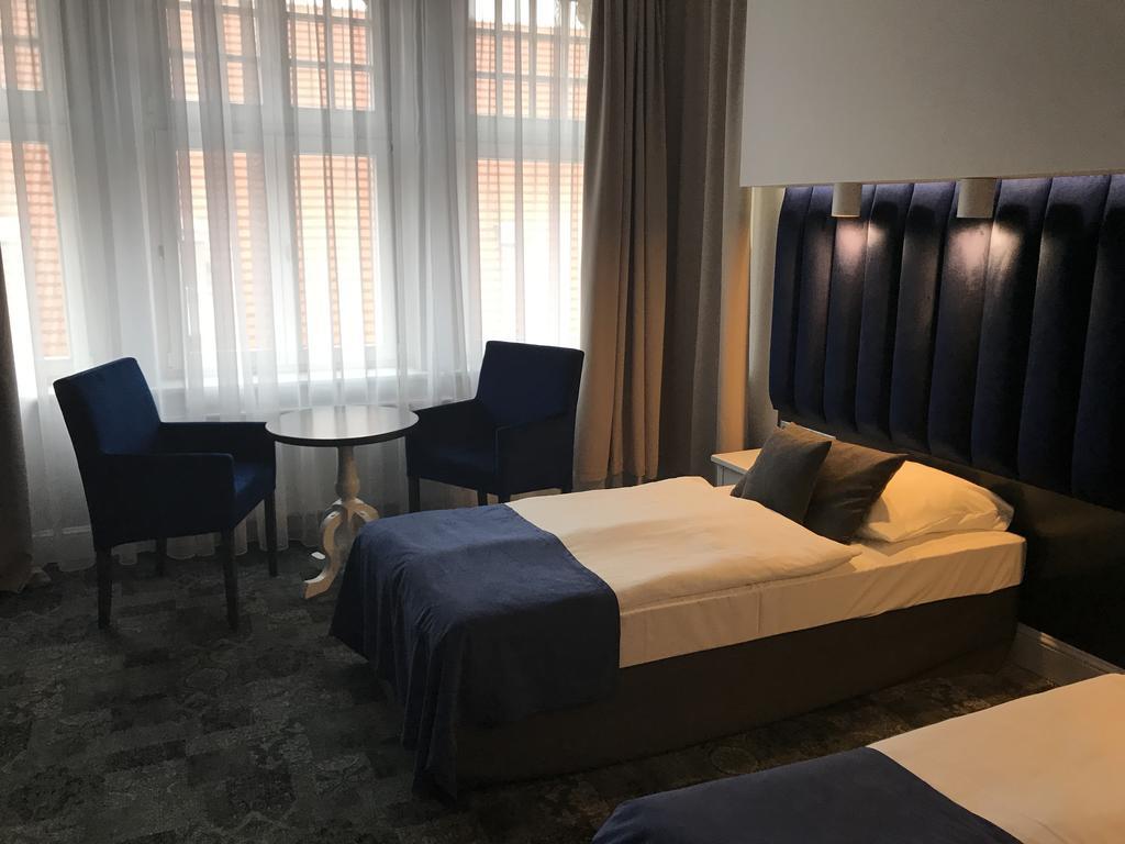 Hotel Srodmiejski 지엘로나구라 외부 사진