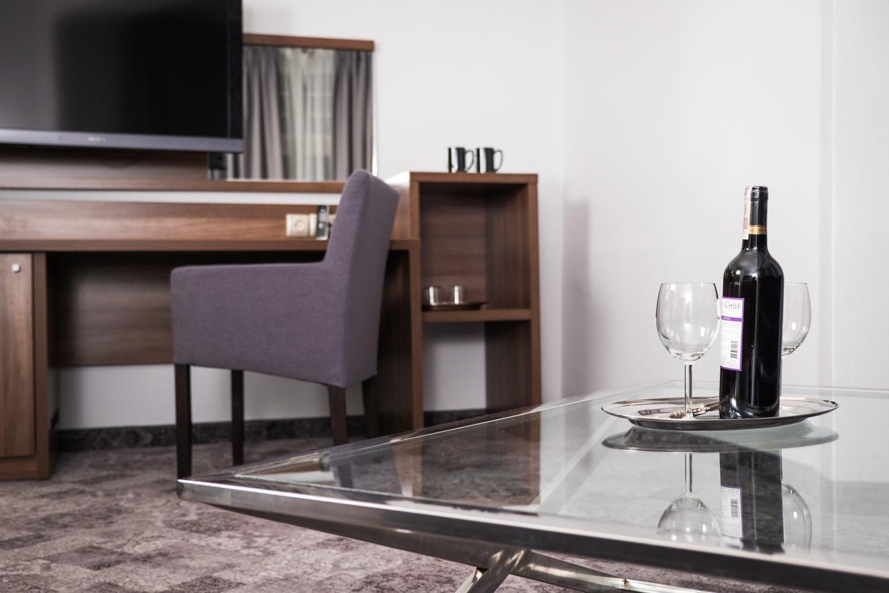 Hotel Srodmiejski 지엘로나구라 외부 사진