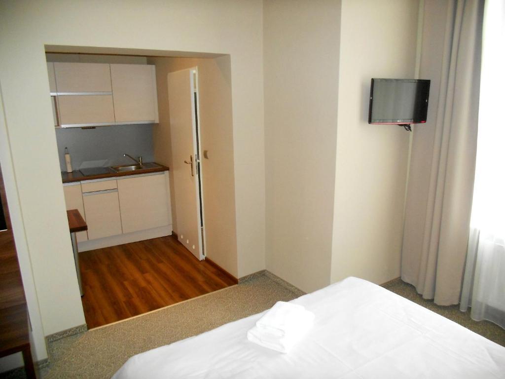 Hotel Srodmiejski 지엘로나구라 객실 사진