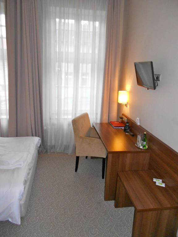 Hotel Srodmiejski 지엘로나구라 객실 사진