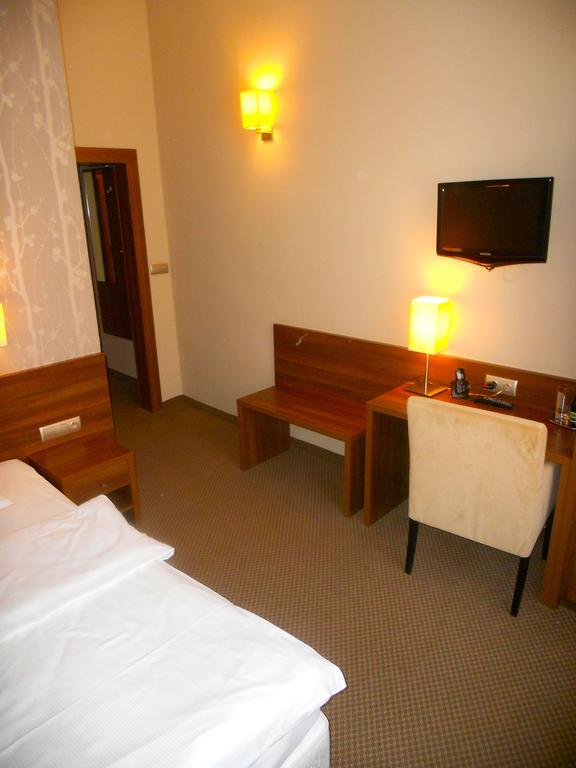 Hotel Srodmiejski 지엘로나구라 객실 사진