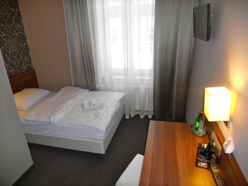 Hotel Srodmiejski 지엘로나구라 객실 사진