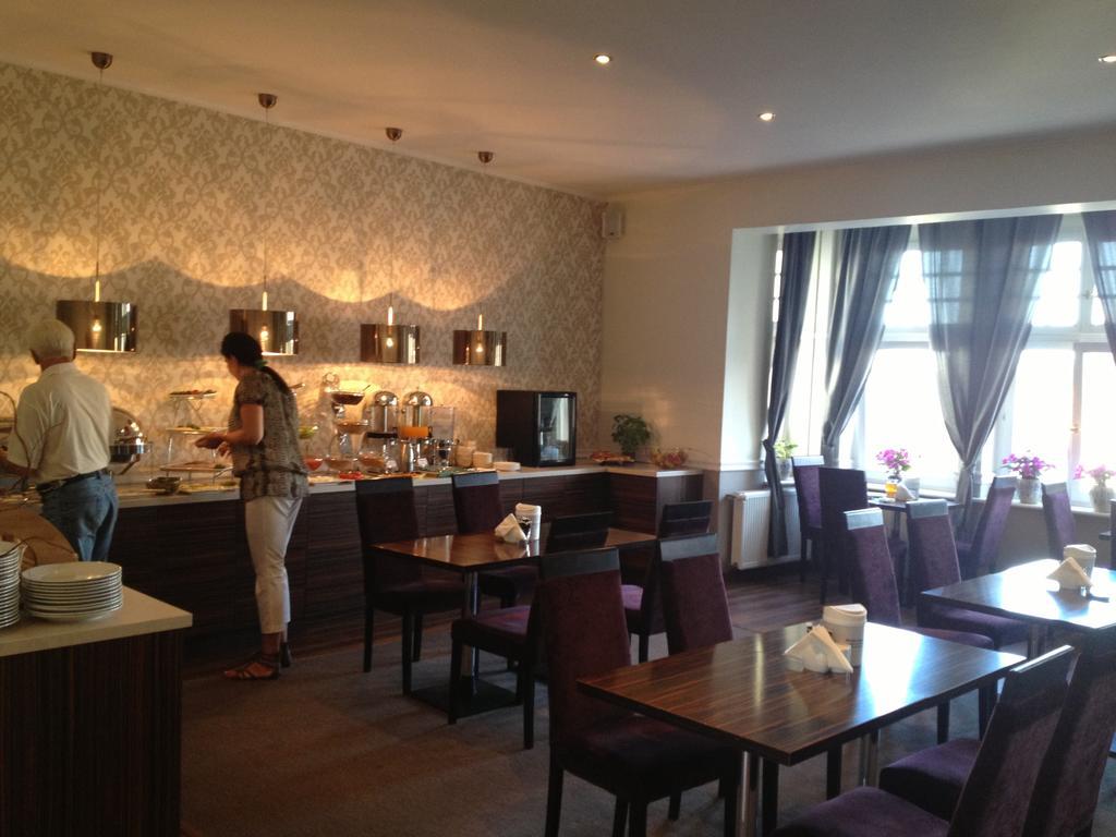 Hotel Srodmiejski 지엘로나구라 외부 사진
