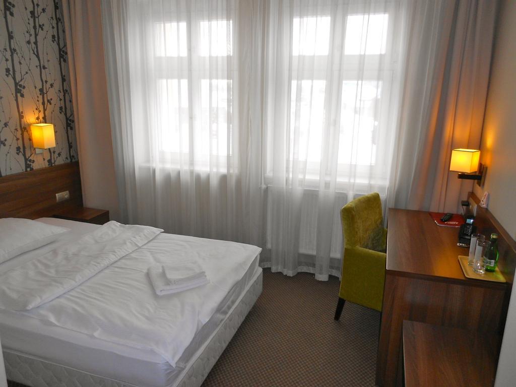 Hotel Srodmiejski 지엘로나구라 외부 사진